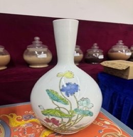荷花粉彩赏瓶